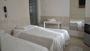 Minibar, desk, iron/ironing board (on request), WiFi (free) - Telma Hotel (Bauru)