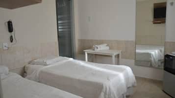 Frigobar, escrivaninha, ferros/tábuas de passar roupa, Wi-Fi de cortesia