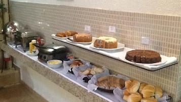 Café da manhã com buffet grátis todos os dias