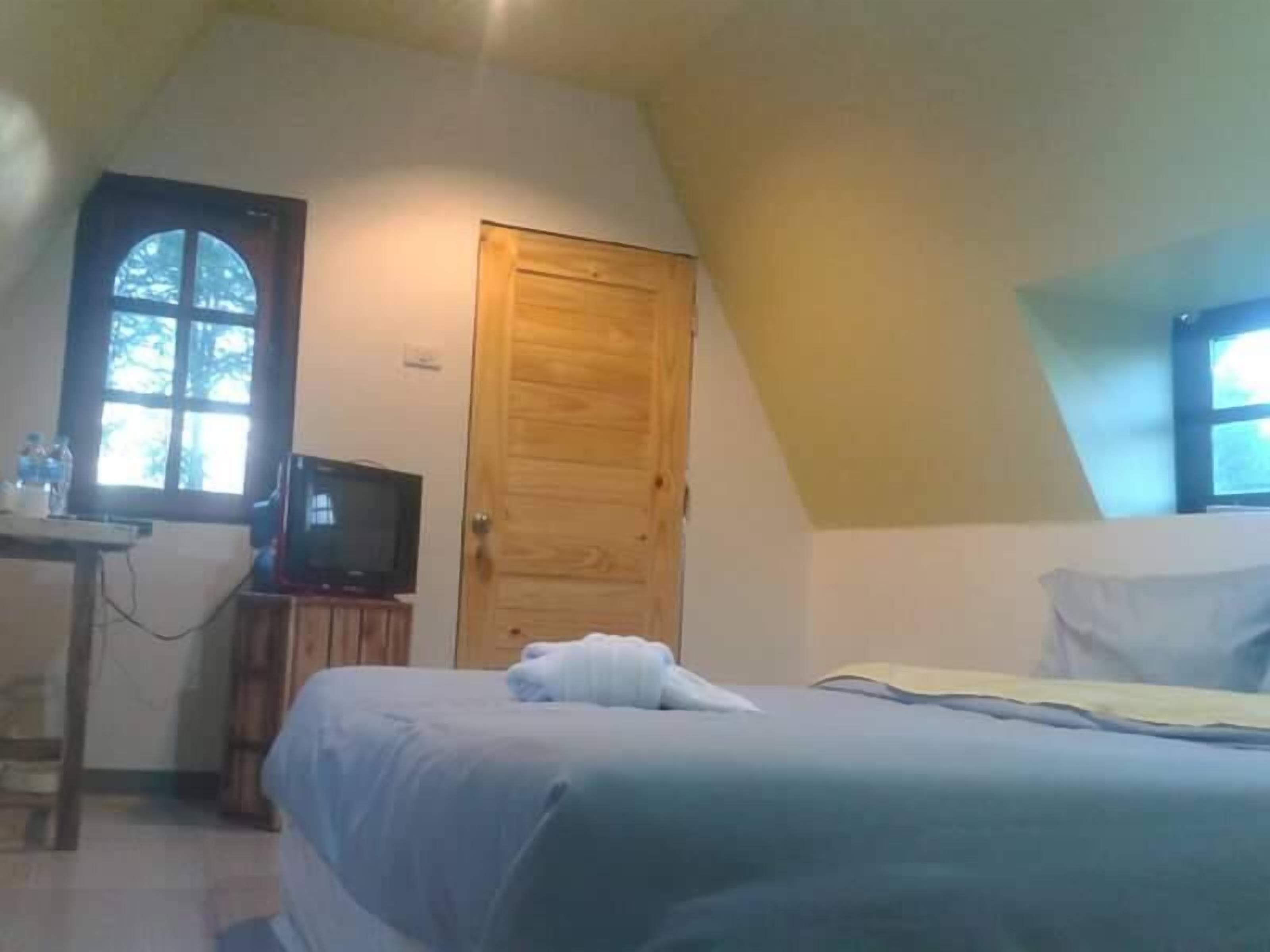 Queen Room with Fan  | Free WiFi