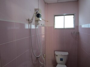 Shower, free toiletries, towels - Phunaya Resort (Khao Kho)
