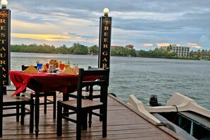 供應早餐、午餐和晚餐，國際料理，海景