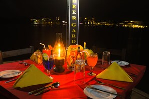 供應早餐、午餐和晚餐，國際料理，海景