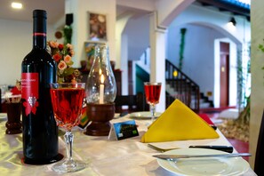 Petit déjeuner, déjeuner et dîner servis sur place, vue sur la mer