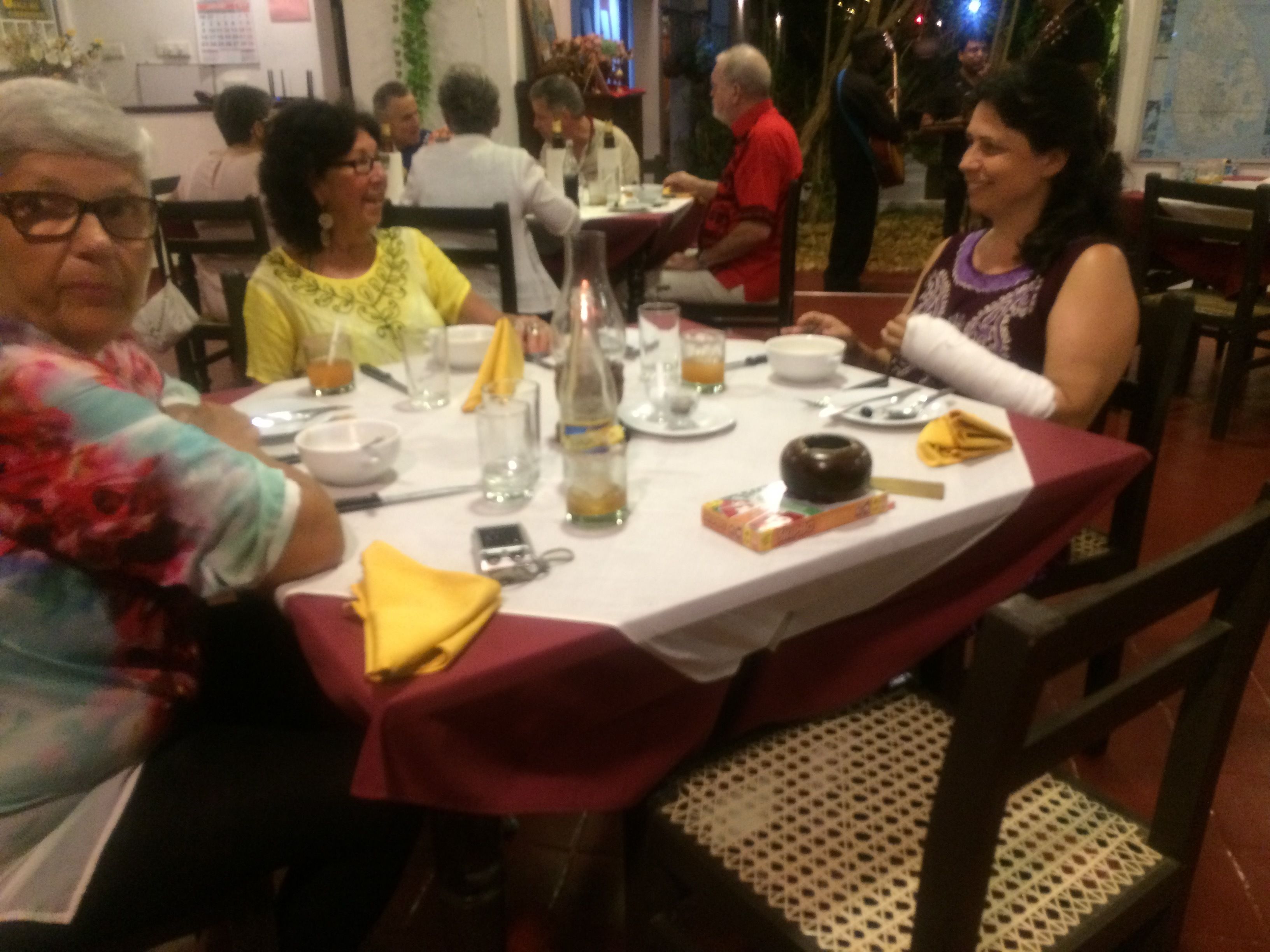 Una mesa de comedor con varios objetos, incluyendo una botella, vasos y platos.