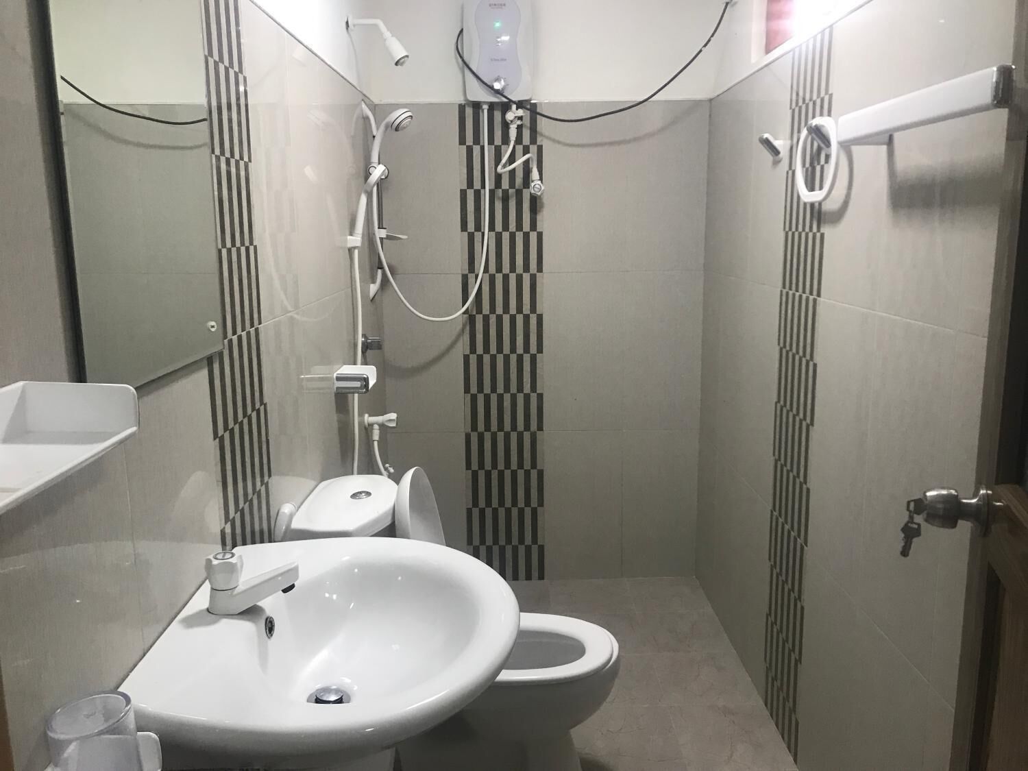 Shower, free toiletries, towels