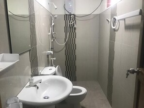 Shower, free toiletries, towels - Hotel Camorich (Thissamaharama)
