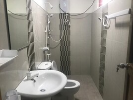 Ducha, artículos de higiene personal gratuitos y toallas