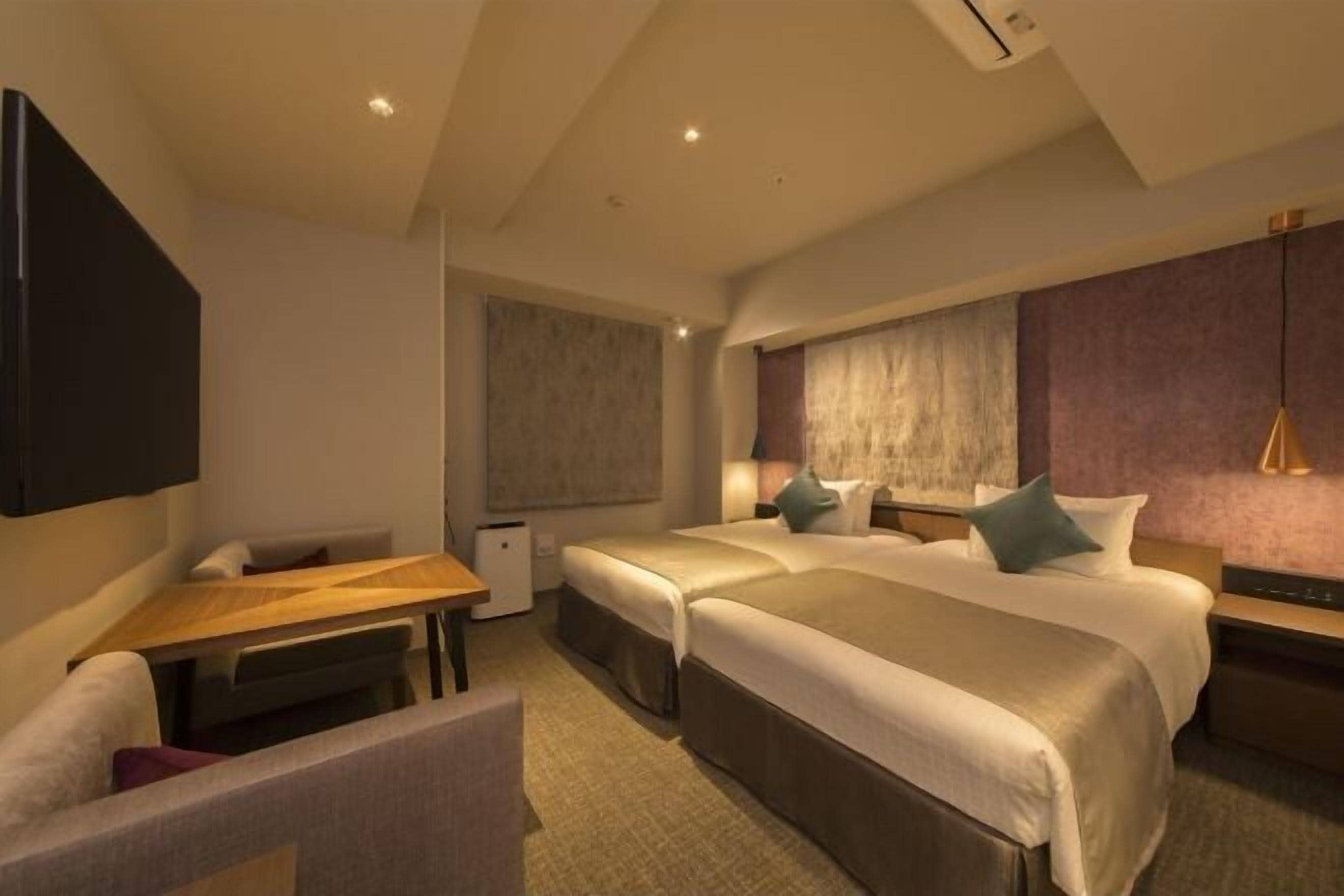 In-room safe, desk, free WiFi