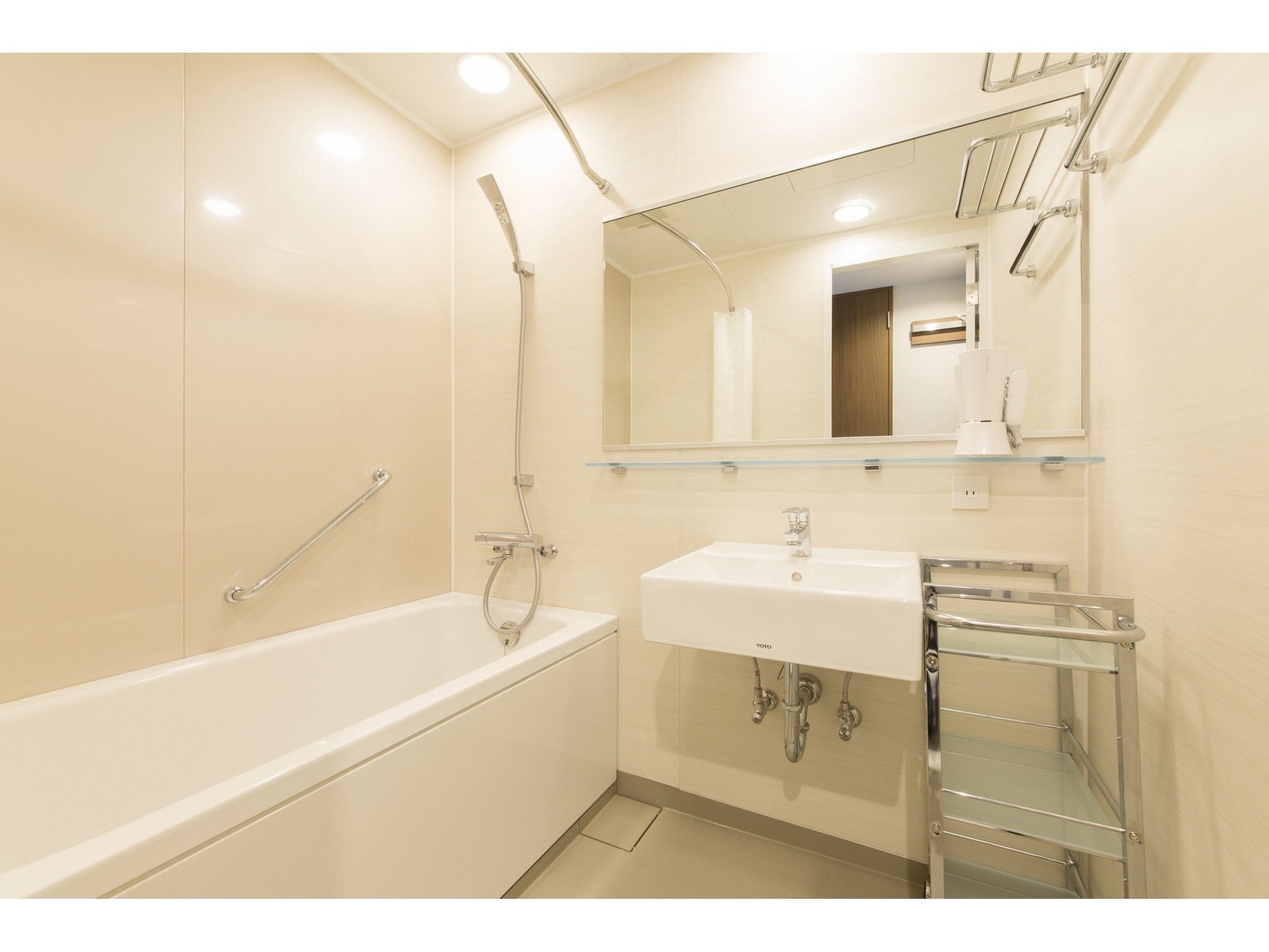 combined shower/bathtub, free toiletries, hair dryer, bathrobes