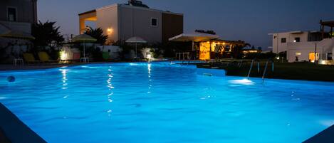Piscine extérieure, parasols, chaises longues