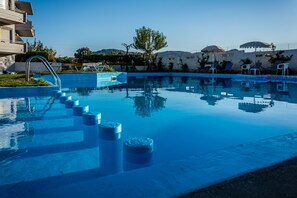 Outdoor pool, pool umbrellas, sun loungers - Nereides Hotel (Platanias)
