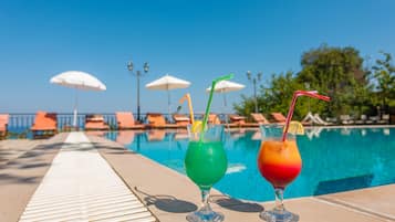 Hồ bơi ngoài trời phục vụ theo mùa, dù/ô trên bãi biển/hồ bơi