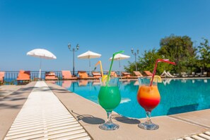 Seasonal outdoor pool, pool umbrellas, sun loungers - Archontiko Maisonettes (Zakynthos)