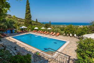 Piscina stagionale all'aperto, ombrelloni da piscina, lettini