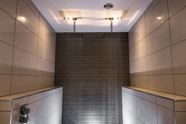 Deluxe House, 4 Bedrooms (The Hayloft) | Bathroom shower - Glebe Farm Holiday Barns (Lincoln)