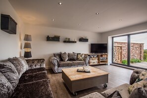 Deluxe House, 4 Bedrooms (Hideaway) | Living room