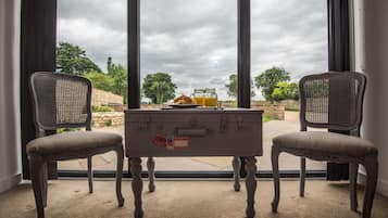 Deluxe House, 4 Bedrooms (Hideaway) | In-room dining