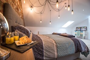 Deluxe House, 4 Bedrooms (Hideaway) | 4 bedrooms, iron/ironing board, free cribs/infant beds, free WiFi - Glebe Farm Holiday Barns (Lincoln)