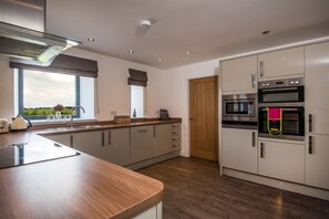 Deluxe House, 4 Bedrooms (The Hayloft) | Private kitchen