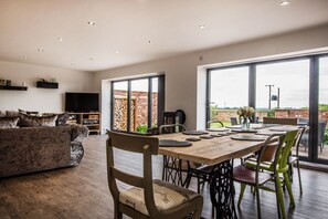 Deluxe House, 4 Bedrooms (Hideaway) | In-room dining