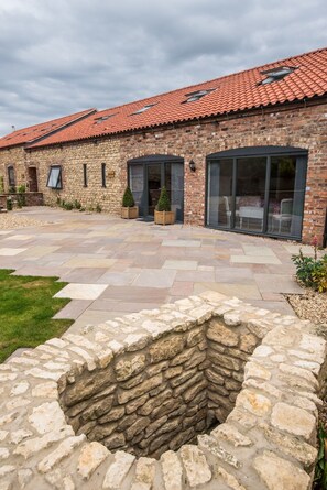 Front of property - Glebe Farm Holiday Barns (Lincoln)