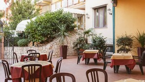 ランチ、ディナーに営業