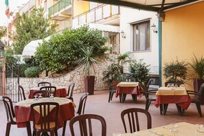 DĂźner et souper servis sur place, cuisine locale