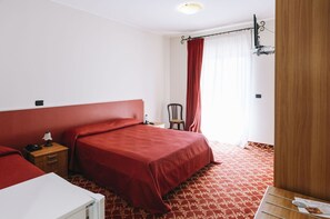 Chambre triple | Ameublement unique, lit de bébé (supplément), accÚs au Wi-Fi (inclus)