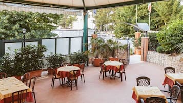 Aperto a pranzo e cena, cucina locale