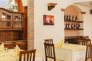 Lunch and dinner served - Villa del Sorriso (Venosa)