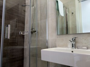 Single Room | Bathroom | Shower, free toiletries, hair dryer, bathrobes - Domus Nova (Reggio Calabria)