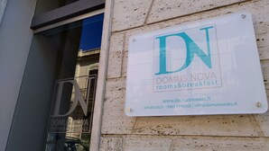 A sign for Domus Nova rooms & breakfast with contact information and website URL. - Domus Nova (Reggio Calabria)