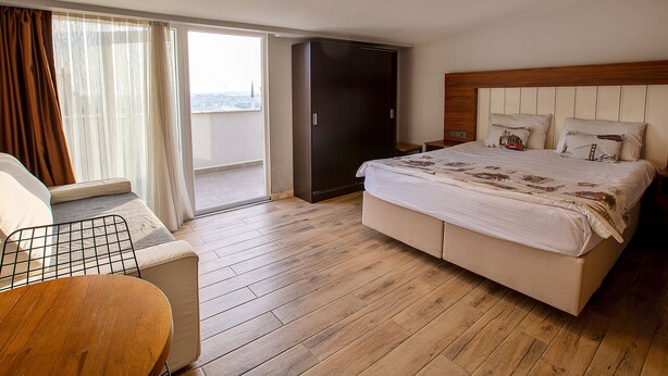 Una camera da letto con un letto, una sedia, un armadio e vista sull'esterno.