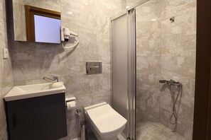 Standard Double Room | Bad | Dusj, hårføner, tøfler og håndklær