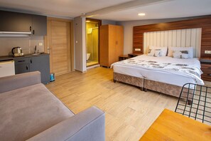 Standard Double Room with Balcony | Hochwertige Bettwaren, Zimmersafe, schallisolierte Zimmer