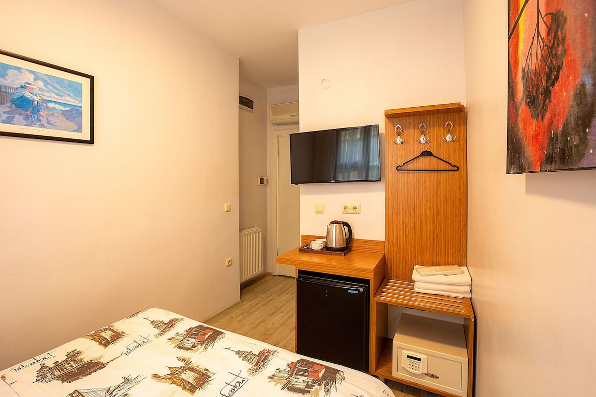 Economy Double Room | 1 camera, biancheria da letto di alta qualità, una cassaforte in camera