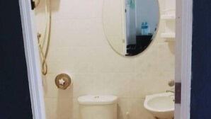 Shower, free toiletries, towels - Misty Vale Resort (Khao Kho)