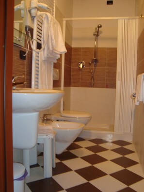 Dusche, kostenlose Toilettenartikel, Haartrockner, Hausschuhe