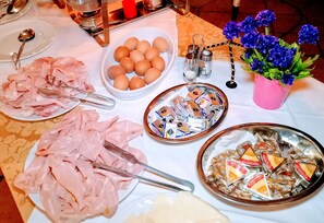 อาหารเช้าแบบบุฟเฟ่ต์ทุกวัน (EUR 7 ต่อคน)