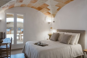Superior Double Room | Minibar, in-room safe, individually decorated, individually furnished - Hotel Nou Sant Antoni (Ciutadella de Menorca)