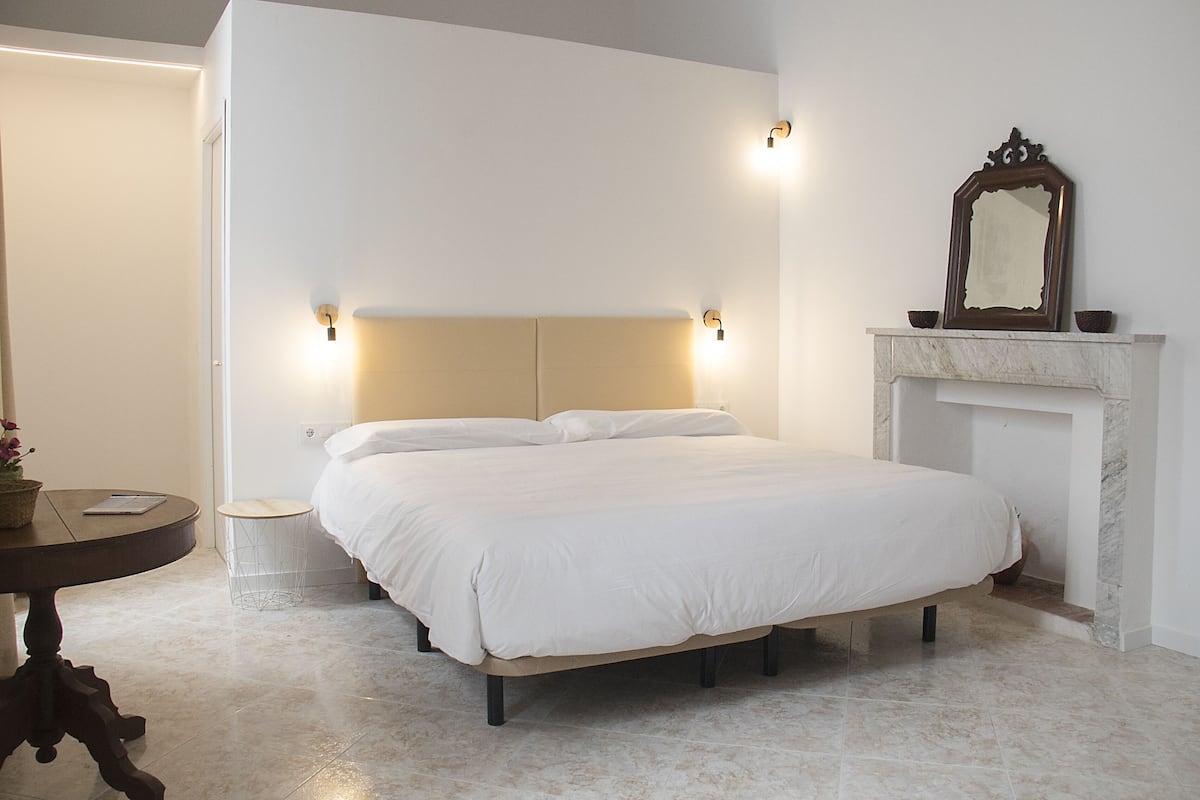 Habitación doble deluxe 1 | Minibar, in-room safe, individually decorated, individually furnished