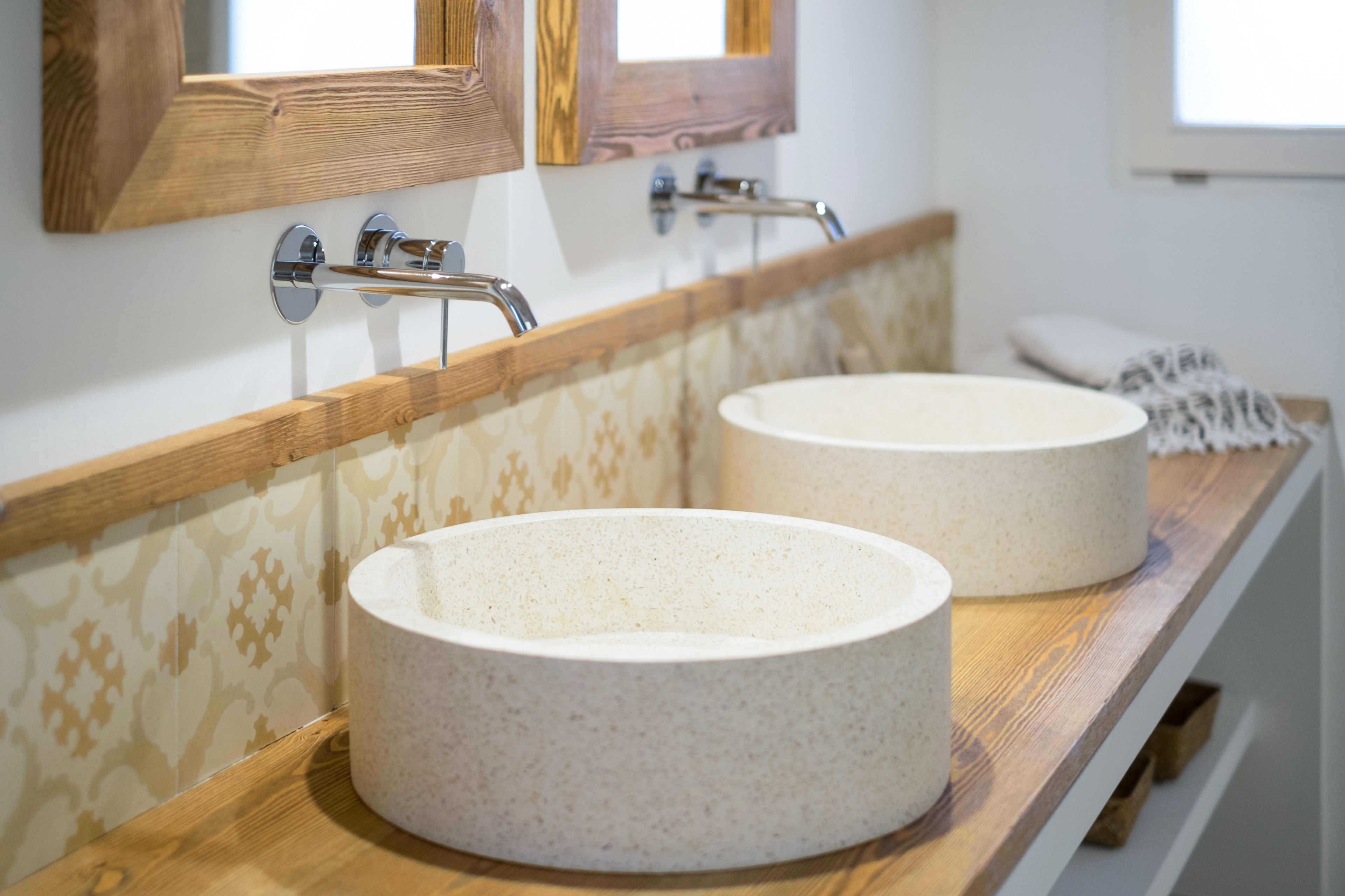 deluxe suite | bathroom | free toiletries, hair dryer, towels