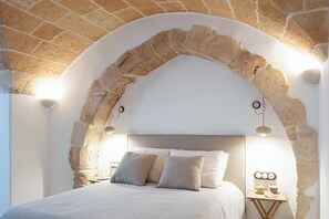 Deluxe Suite | Minibar, in-room safe, individually decorated, individually furnished - Hotel Nou Sant Antoni (Ciutadella de Menorca)