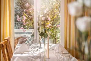 2 restaurants, lunch, dinner served; local and international cuisine - ROEWERS Privathotel & Spa (Sellin)