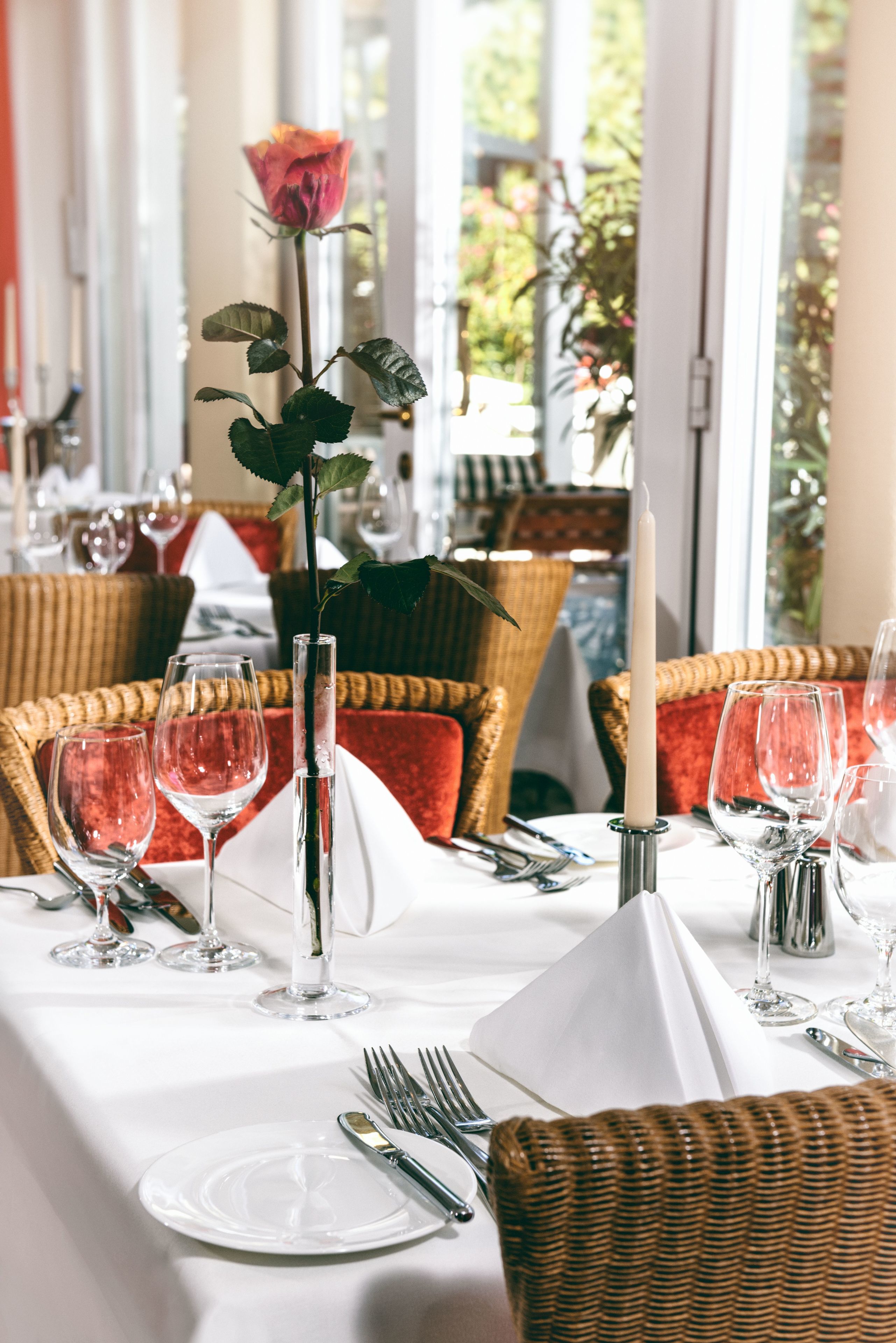 2 restaurants, lunch, dinner served; local and international cuisine