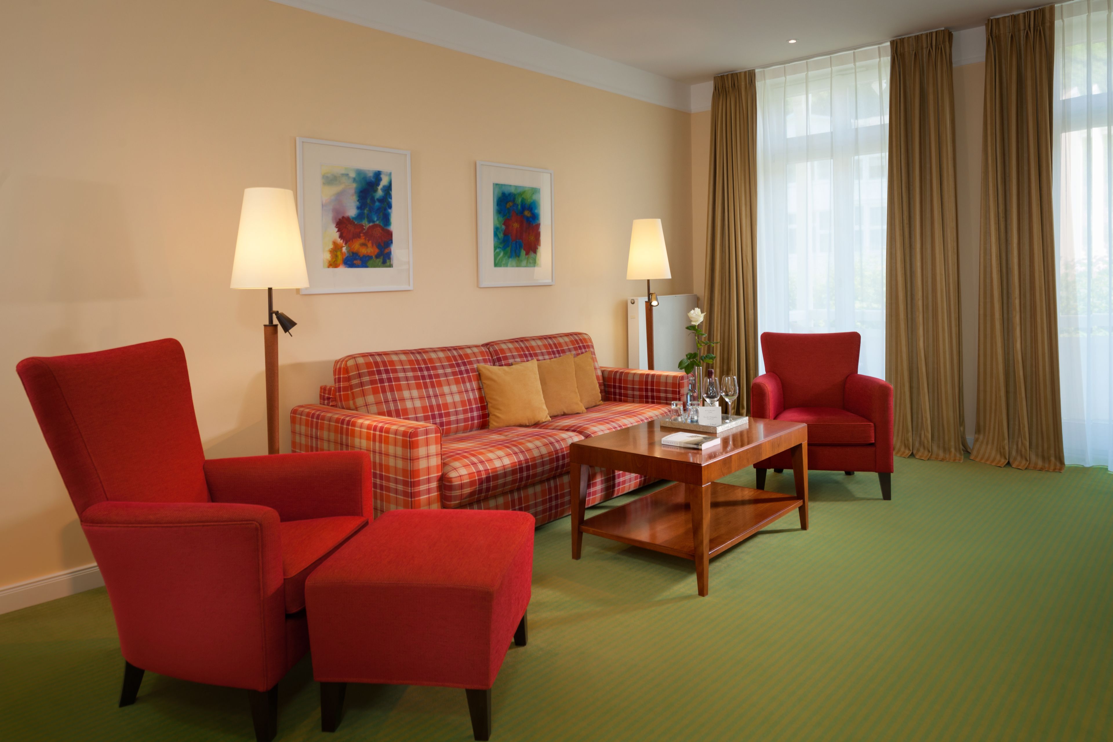 deluxe suite | living room | flat-screen tv