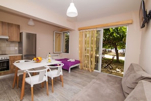Apartamento, vista para o mar | Área de estar | TV de tela plana