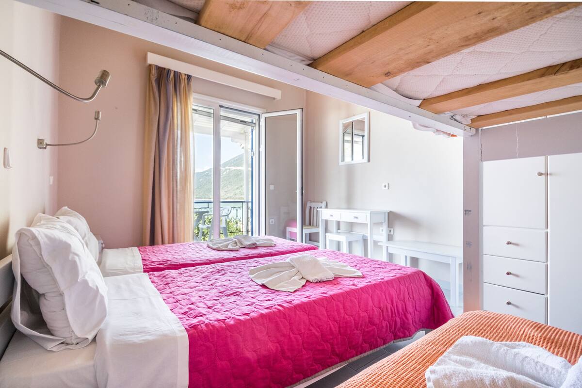 Una habitación de hotel con cama, escritorio y baño.