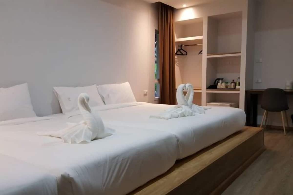 Desk, rollaway beds, free WiFi